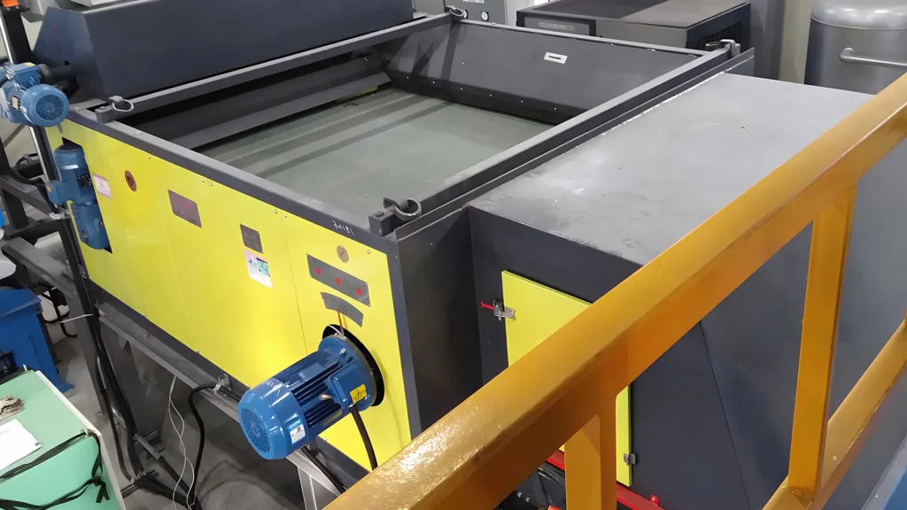 Máquina de serigrafia plana industrial em fábrica