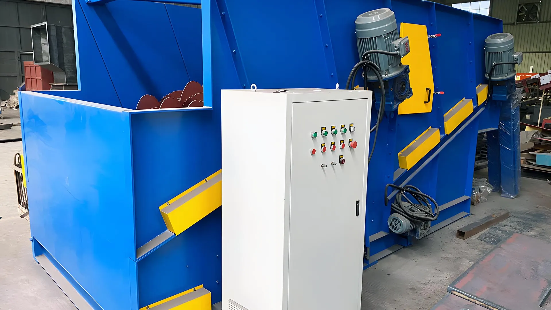 Máquina separadora de discos azul e amarelo usada na reciclagem de plástico com um painel de controle branco acoplado.