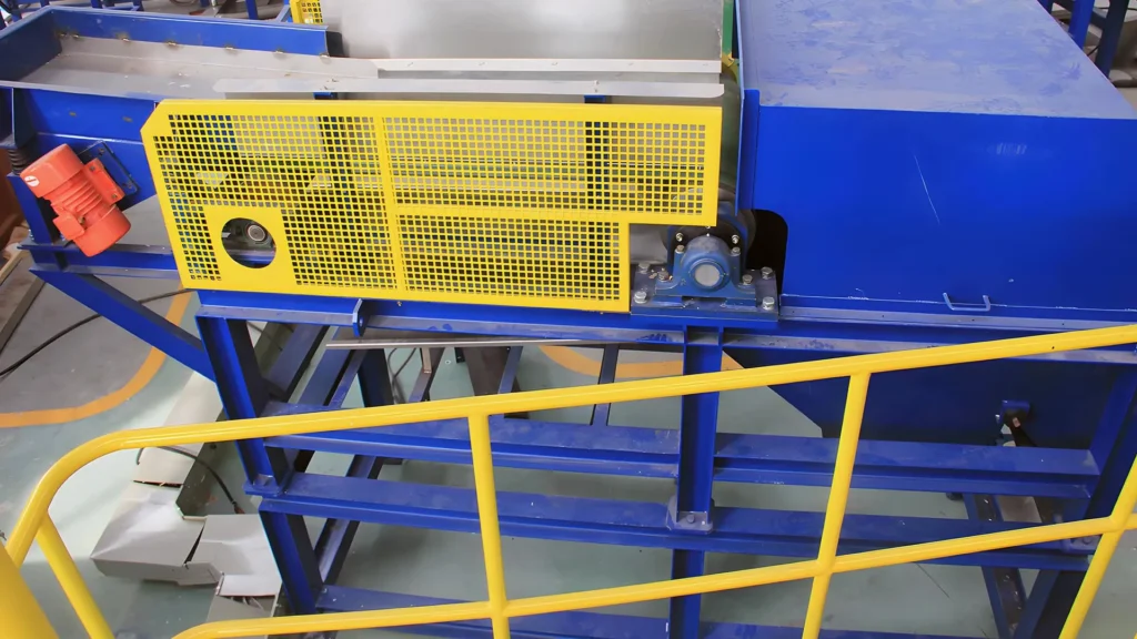 Máquina transportadora industrial com detalhes em azul e amarelo