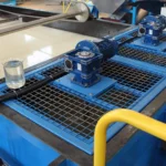 Pompes à eau industrielles sur une plate-forme de machines bleue