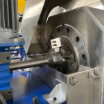 Máquina de torno industrial em operação